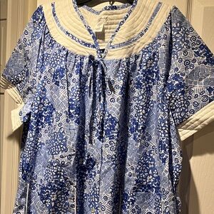 NWT sz 2X Blue and White Floral robe